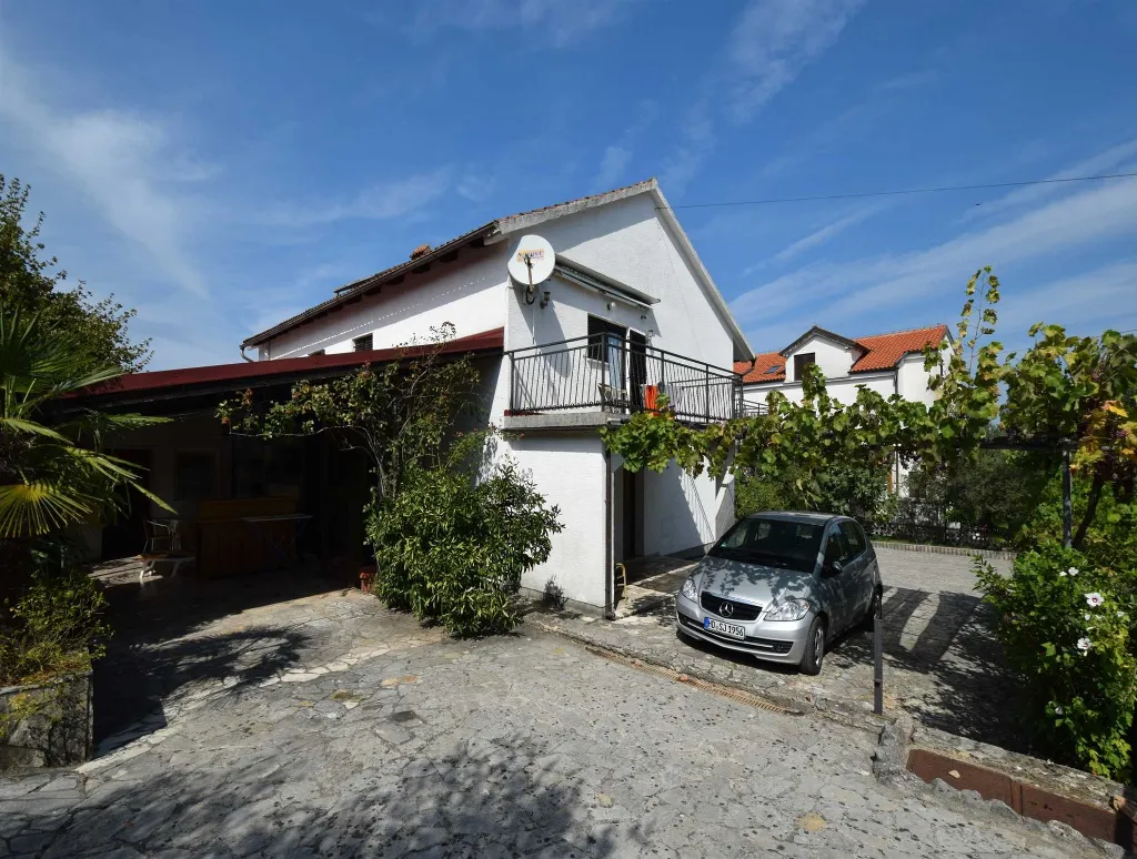 3-Bedroom Apartment in Vantačići with Terrace