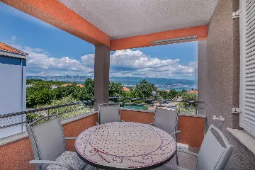 Čižići Apartment with Balcony for 4 Guests