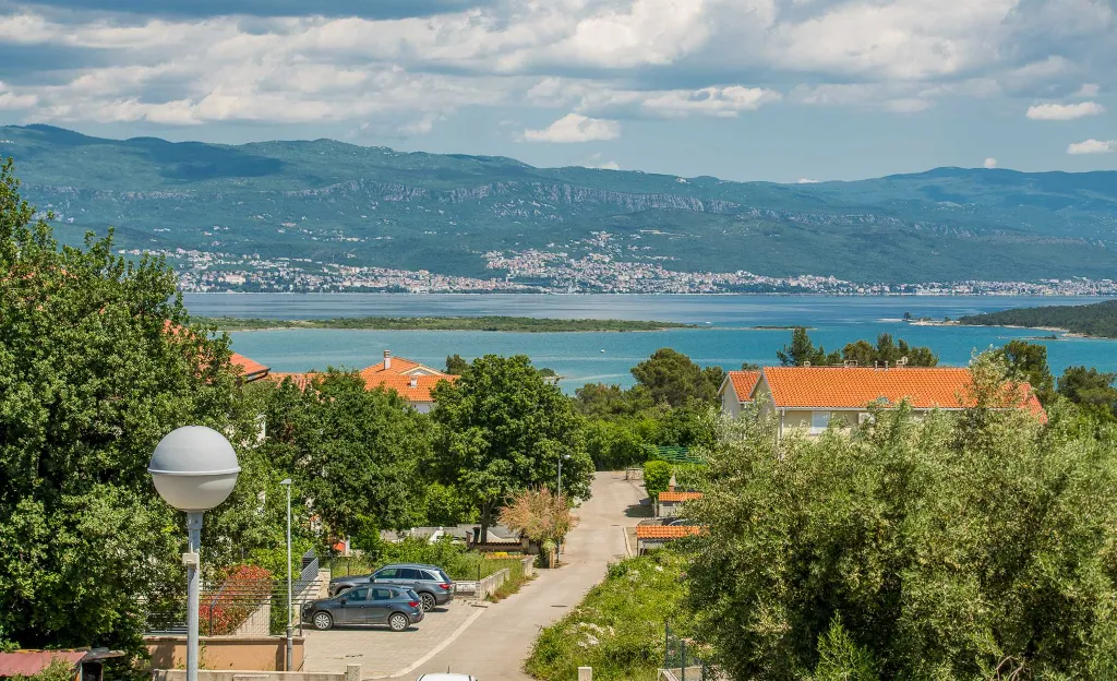 Čižići Apartment with Balcony for 4 Guests
