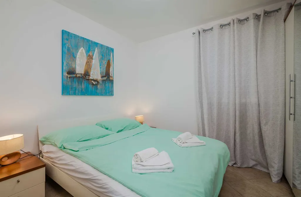 Čižići Apartment with Balcony for 4 Guests
