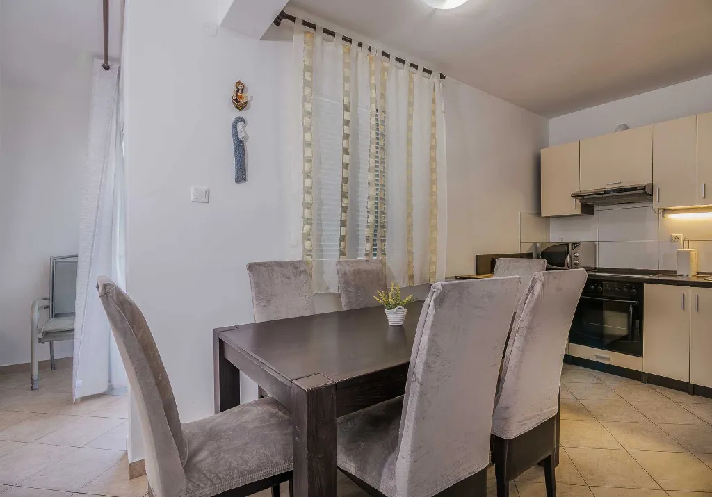 Čižići Apartment with Balcony for 4 Guests