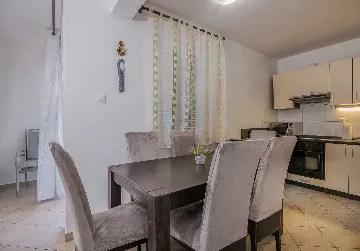 Čižići Apartment with Balcony for 4 Guests