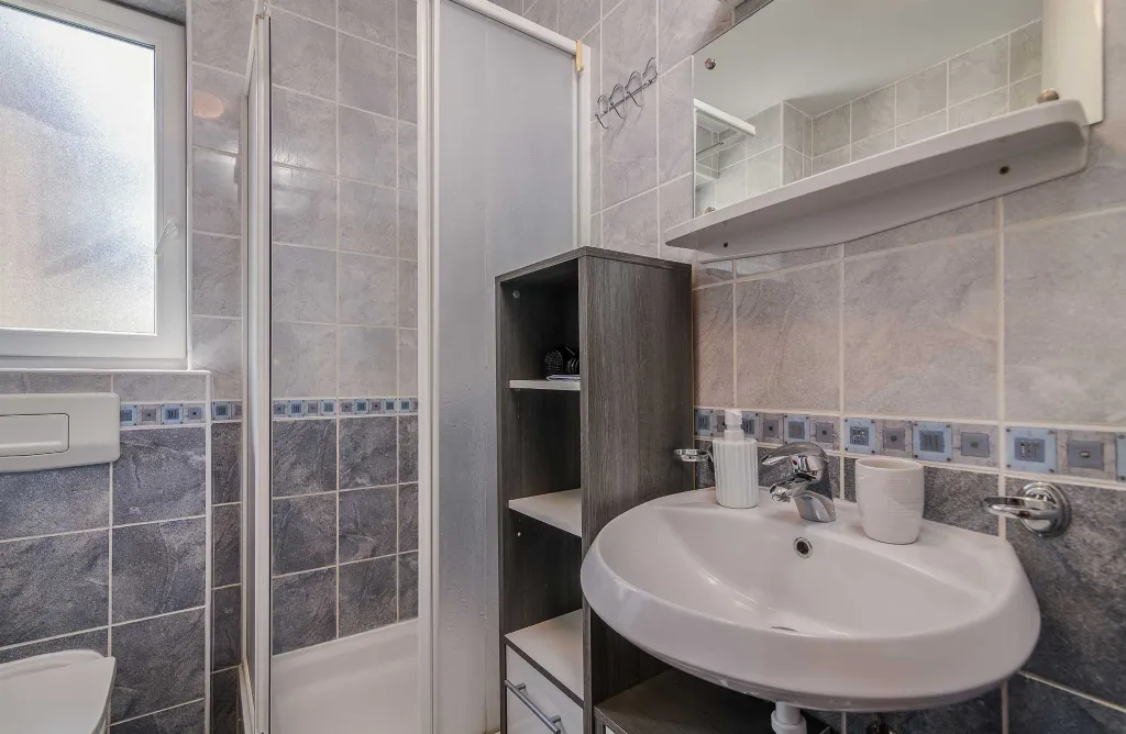 Čižići Apartment with Balcony for 4 Guests