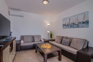Čižići Apartment with Balcony for 4 Guests