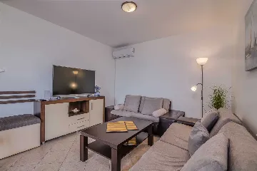 Čižići Apartment with Balcony for 4 Guests