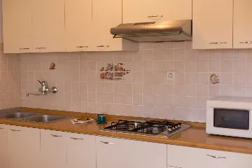 Apartment in Vantačići for 3 Guests with Balcony