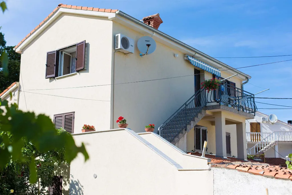 Apartment in Vantačići for 3 Guests with Balcony