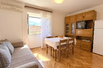 Apartment in Vantačići for 3 Guests with Balcony