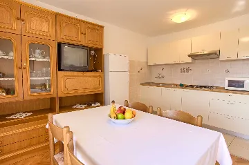 Apartment in Vantačići for 3 Guests with Balcony