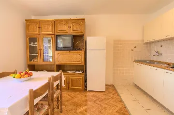 Apartment in Vantačići for 3 Guests with Balcony