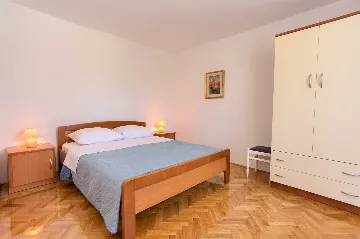 Apartment in Vantačići for 3 Guests with Balcony