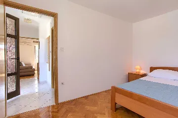 Apartment in Vantačići for 3 Guests with Balcony