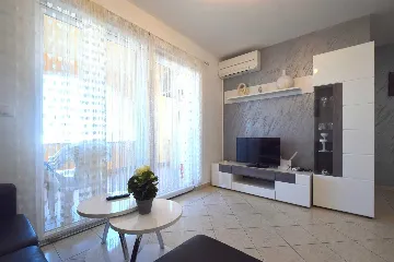 2-Bedroom Apartment in Vantačići with Balcony