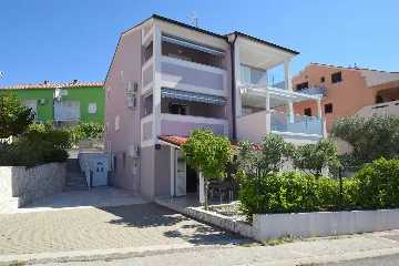Two-Story Apartment in Njivice for 4–6 Guests