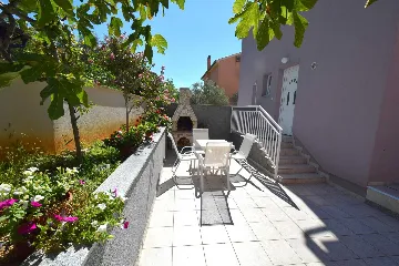 Two-Story Apartment in Njivice for 4–6 Guests