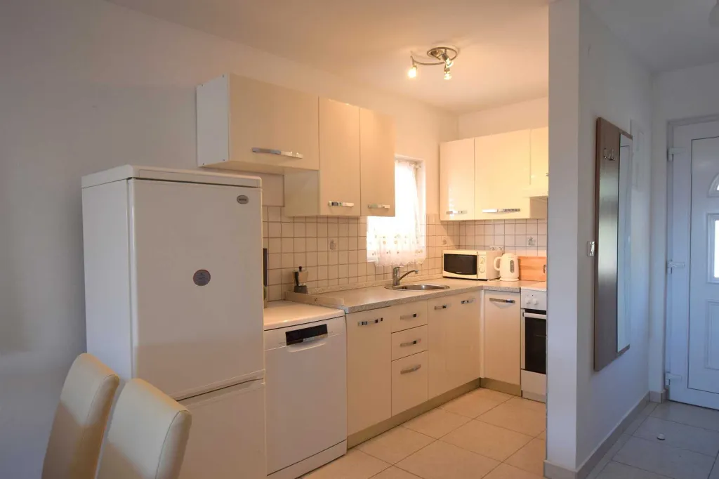 Two-Story Apartment in Njivice for 4–6 Guests