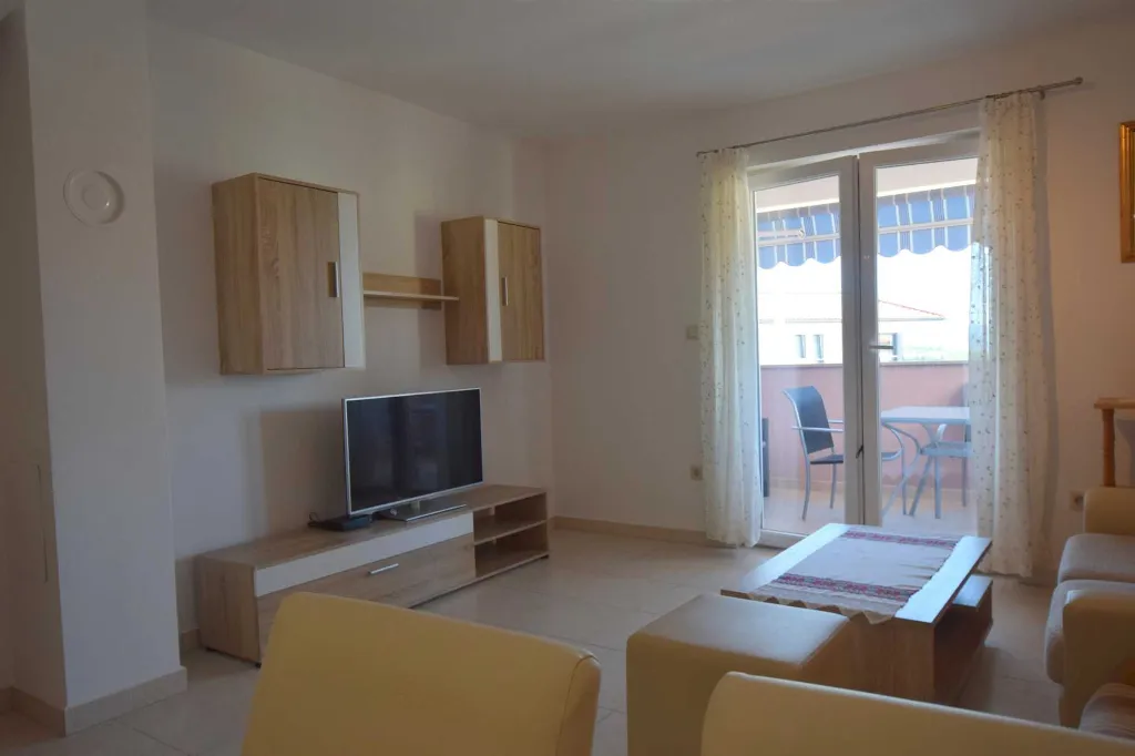 Two-Story Apartment in Njivice for 4–6 Guests