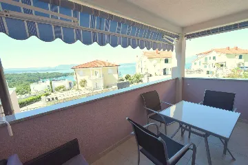 Two-Story Apartment in Njivice for 4–6 Guests