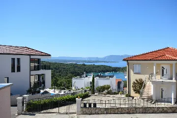 Two-Story Apartment in Njivice for 4–6 Guests