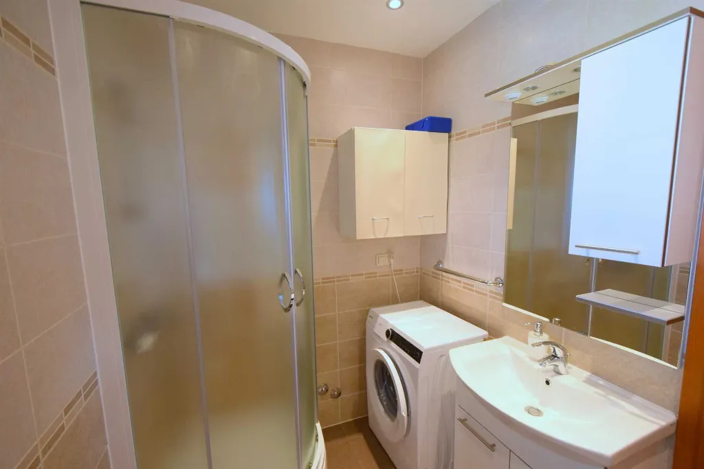 Two-Story Apartment in Njivice for 4–6 Guests