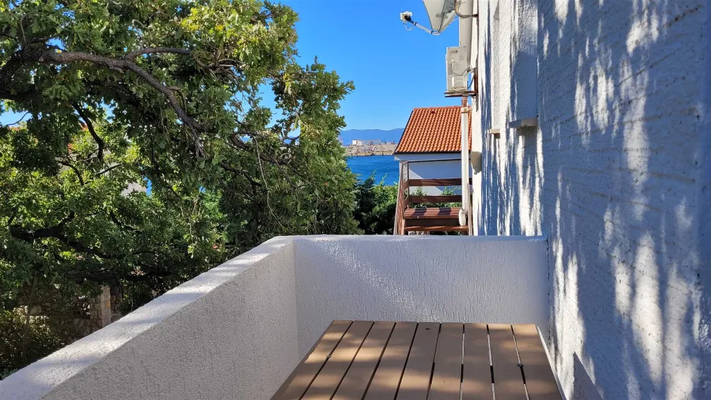 Apartment for 3 Guests with Balconies in Omisalj