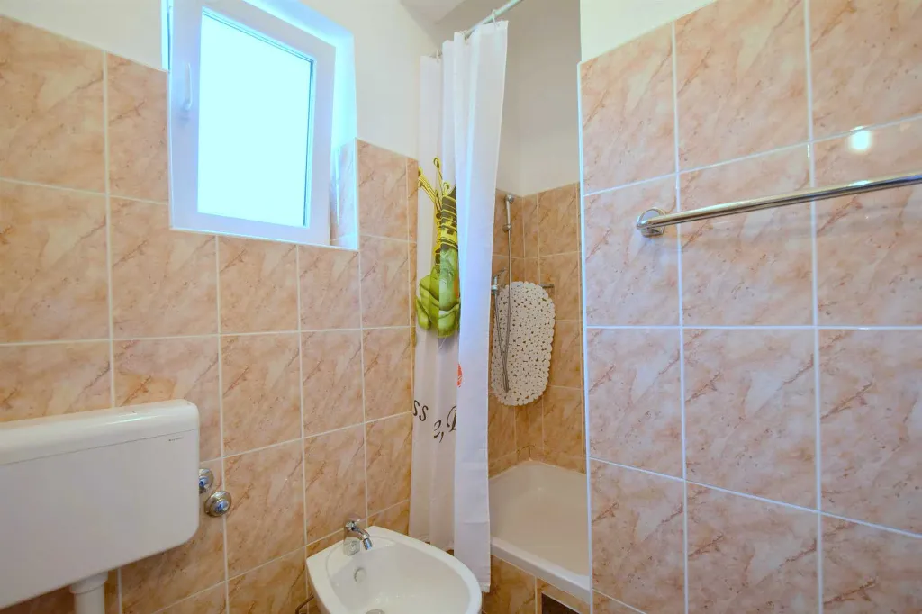 Ground-Floor Apartment for 2 in Njivice, Croatia