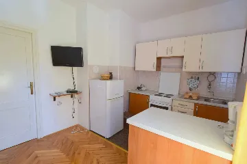 Ground-Floor Apartment for 2 in Njivice, Croatia
