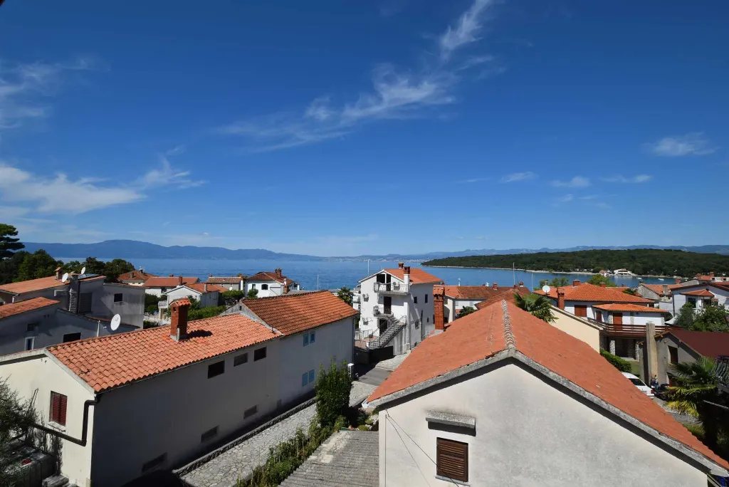 Njivice 1-Bedroom Apartment with Balcony for 2