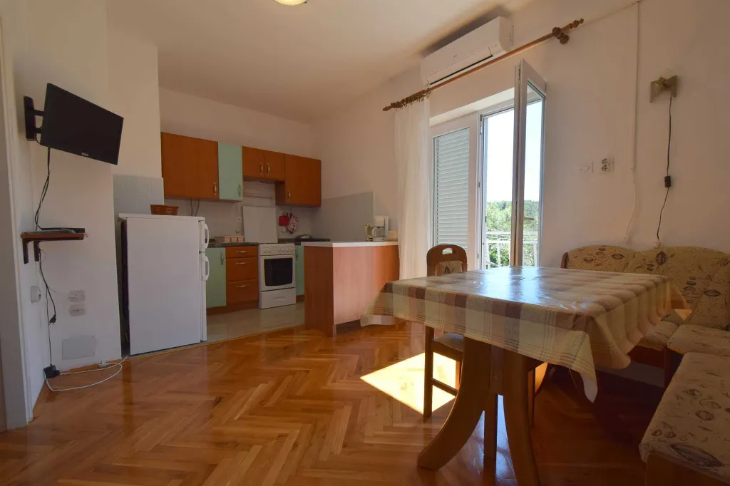 Njivice 1-Bedroom Apartment with Balcony for 2