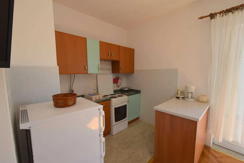 Njivice 1-Bedroom Apartment with Balcony for 2