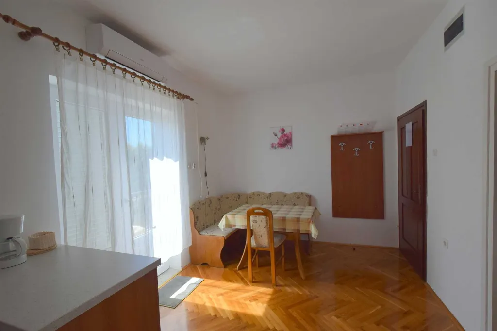 Njivice 1-Bedroom Apartment with Balcony for 2