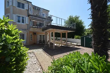 Sea-View Apartment with Balcony in Vantačići