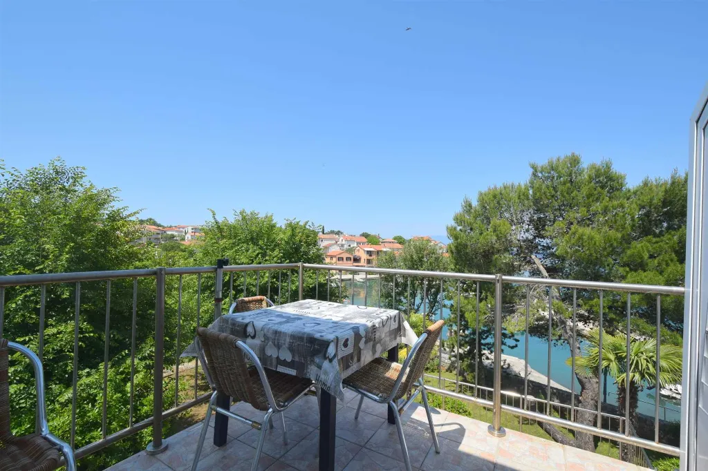 Sea-View Apartment with Balcony in Vantačići