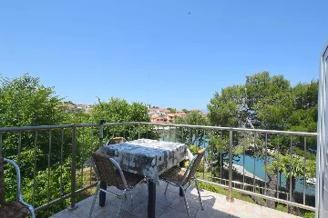 Sea-View Apartment with Balcony in Vantačići