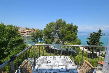 Sea-View Apartment with Balcony in Vantačići