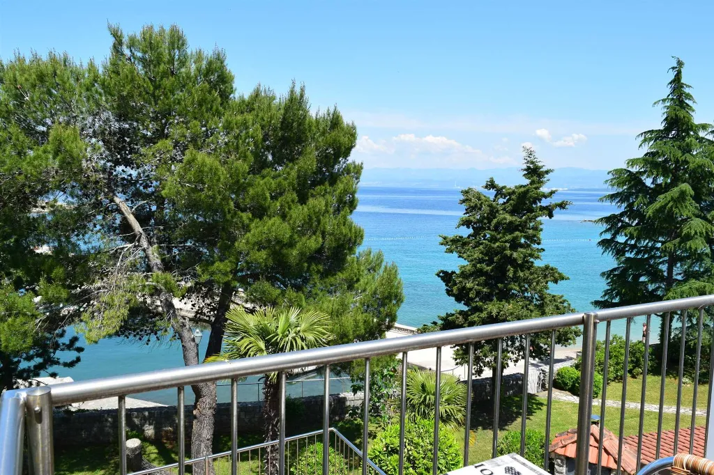 Sea-View Apartment with Balcony in Vantačići