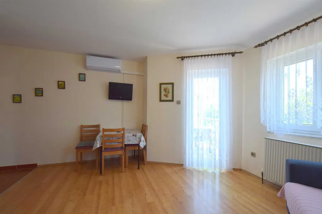 Vantačići Apartment with Sea-View Balcony for 3