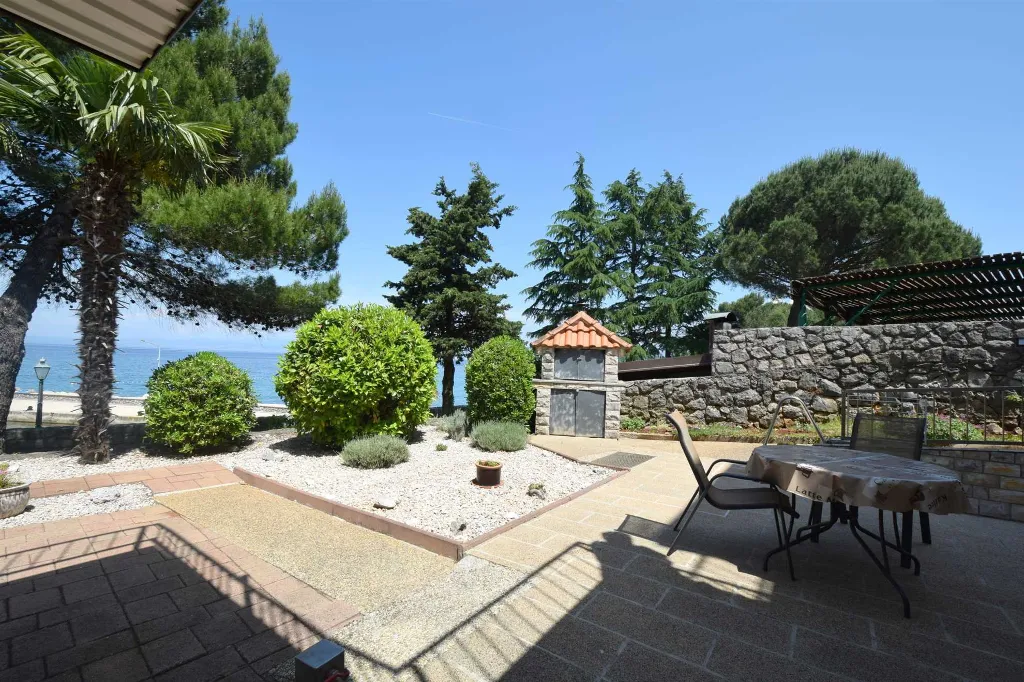 Vantačići 2-Bedroom Apartment for 5 with Sea-View Terrace