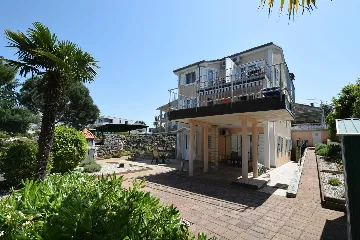 Vantačići 2-Bedroom Apartment for 5 with Sea-View Terrace