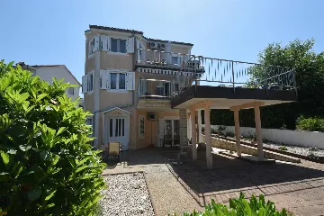 Vantačići 2-Bedroom Apartment for 5 with Sea-View Terrace
