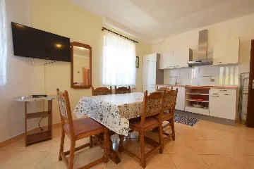 Vantačići 2-Bedroom Apartment for 5 with Sea-View Terrace