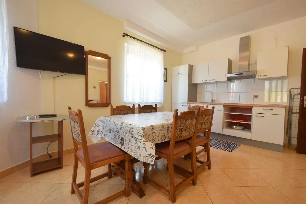 Vantačići 2-Bedroom Apartment for 5 with Sea-View Terrace