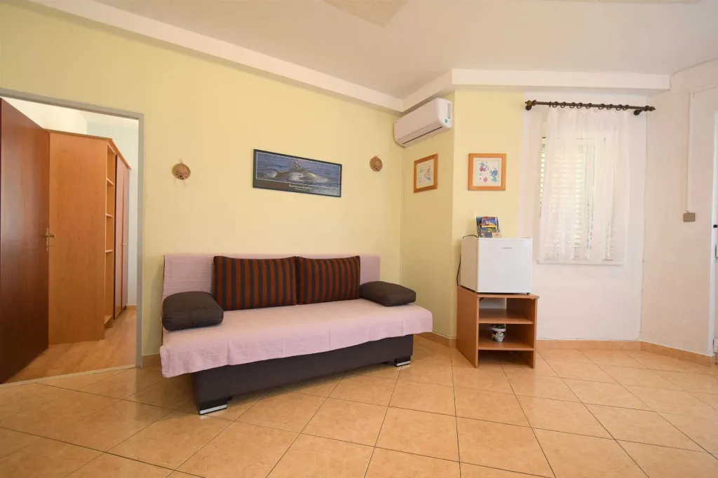 Vantačići 2-Bedroom Apartment for 5 with Sea-View Terrace