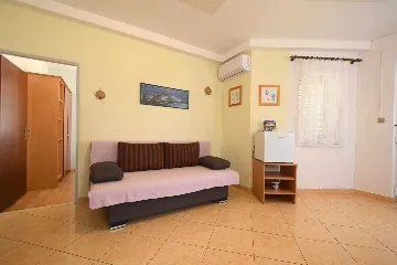 Vantačići 2-Bedroom Apartment for 5 with Sea-View Terrace
