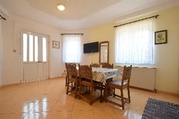 Vantačići 2-Bedroom Apartment for 5 with Sea-View Terrace