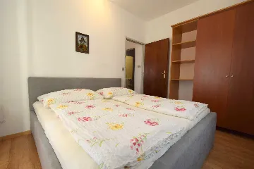 Vantačići 2-Bedroom Apartment for 5 with Sea-View Terrace