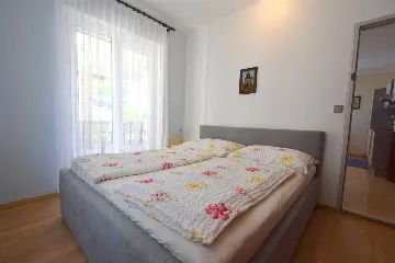 Vantačići 2-Bedroom Apartment for 5 with Sea-View Terrace