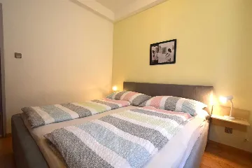 Vantačići 2-Bedroom Apartment for 5 with Sea-View Terrace