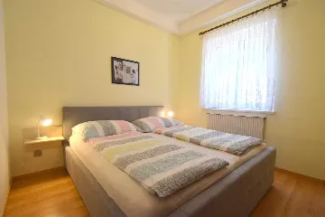 Vantačići 2-Bedroom Apartment for 5 with Sea-View Terrace