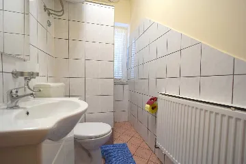 Vantačići 2-Bedroom Apartment for 5 with Sea-View Terrace